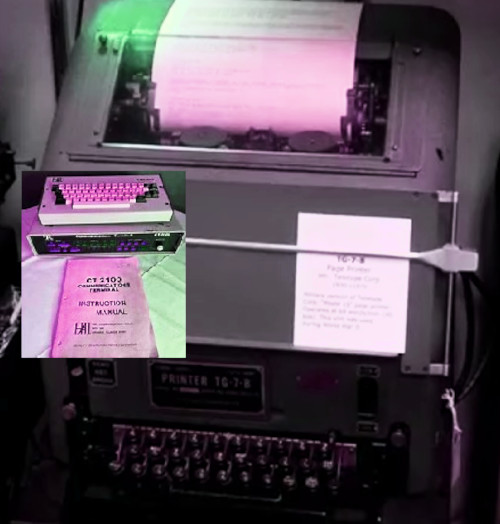Bewährte Fernschreiber Teletyp mit Papier und Grossbuchstabén - davor ein HAL 2100 80er