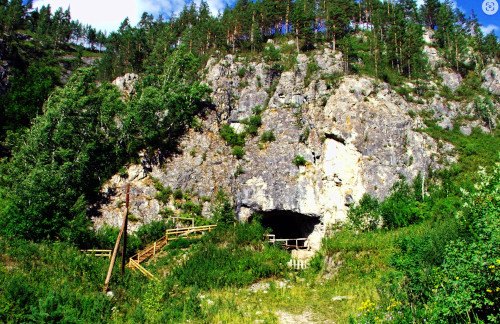 Bild 2 Höhle im Altai-Gebirge an einem nahen Fluss