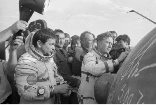 Pilot des Raumschiff mit Sigmund Jähn Forschungs-Kosmonaut 1978 nach Landung